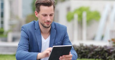 Beyaz işadamı tablet bilgisayar kullanarak