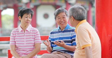 Yaşlı arkadaş birlikte açık Parkı'nda konuşma