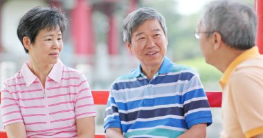 Yaşlı arkadaş birlikte park adlı sohbet