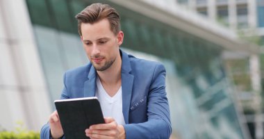 Beyaz işadamı tablet bilgisayar kullanarak