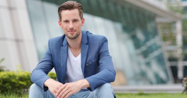 Beyaz adam kameraya gülümse