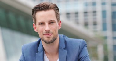 Kameranın beyaz iş adamı göz