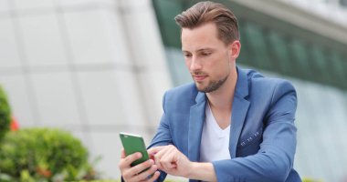 İş adamı iş üstünde smartphone City