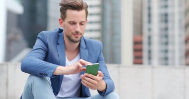 Beyaz işadamı cep telefonu kullanarak