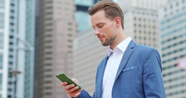 Şehirde Smartphone kullanarak iş adamı