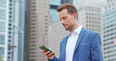 Beyaz işadamı cep telefonu kullanarak