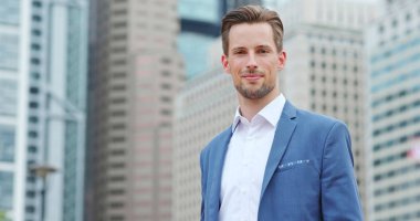 Kameranın beyaz iş adamı göz