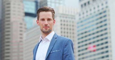 Kameranın beyaz iş adamı göz