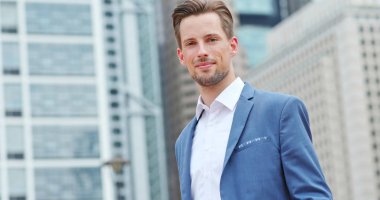 Kameranın beyaz iş adamı göz