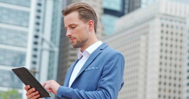 İş adamı işe City tablet bilgisayarda