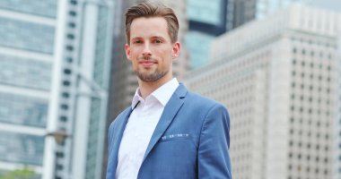 Beyaz adam kameraya gülümse