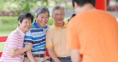 Evlat alma resmi anne-babası ve arkadaşları için 