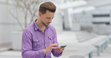 Cep telefonu kullanan adam