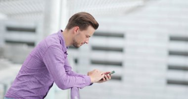 Cep telefonu açık, kullanan adam