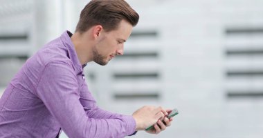 Cep telefonu kullanan adam