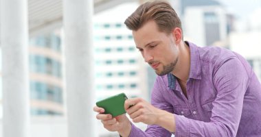 Adam telefonda oyun oynama