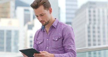 Tablet bilgisayar açık, kullanan adam