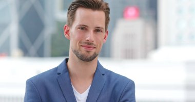 Beyaz adam kameraya gülümse