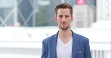 Beyaz adam kameraya gülümse