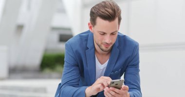 cep telefonu kullaranarak beyaz iş adamı