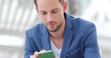 Beyaz işadamı cep telefonu kullanarak