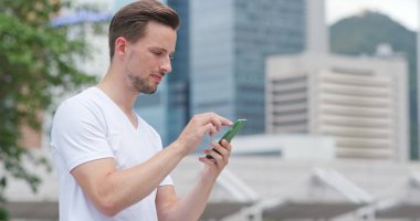 Beyaz adam göz cep telefonu