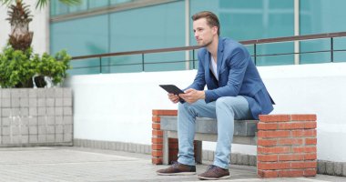 Beyaz işadamı tablet bilgisayar kullanarak