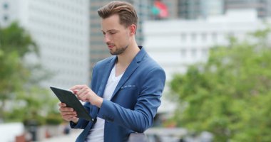 Beyaz tablet bilgisayar Hong Kong kullanarak iş adamı