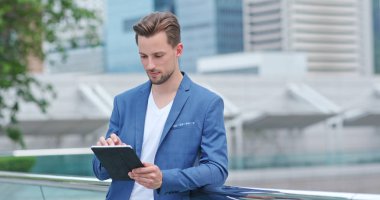 Hong Kong şehirde tablet bilgisayar kullanarak iş adamı