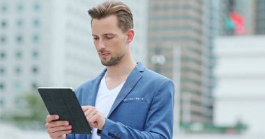 Genç işadamı iş açık, tablet bilgisayarda