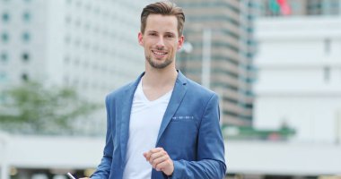 Kameranın beyaz iş adamı göz