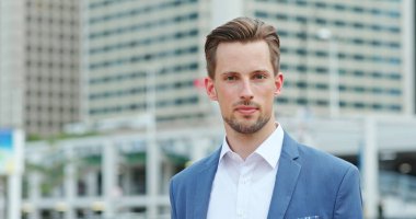 Kameranın beyaz iş adamı göz