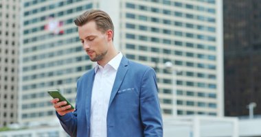 İş adamı iş üstünde smartphone City