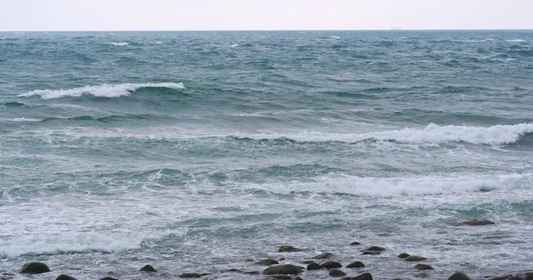 海の景色と海の波を見る — ストック写真