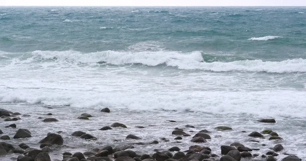 海の波の石のビーチ — ストック写真