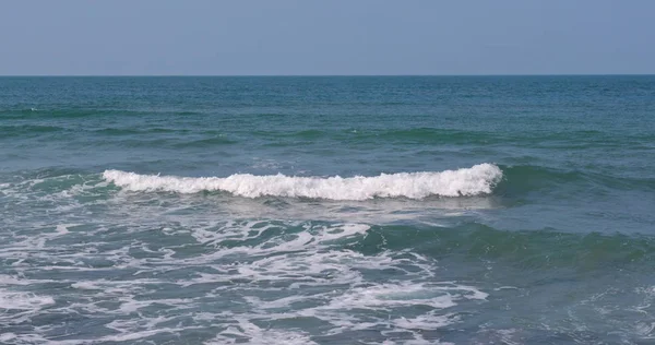 Deniz manzarası ve büyük dalgalar görünümü