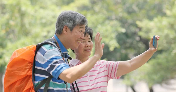 Asian Old Couple Taking Selfie Mobile Phone Outdoor — Stock Photo, Image