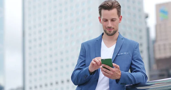 Kaukasische Zakenman Met Behulp Van Mobiele Telefoon — Stockfoto