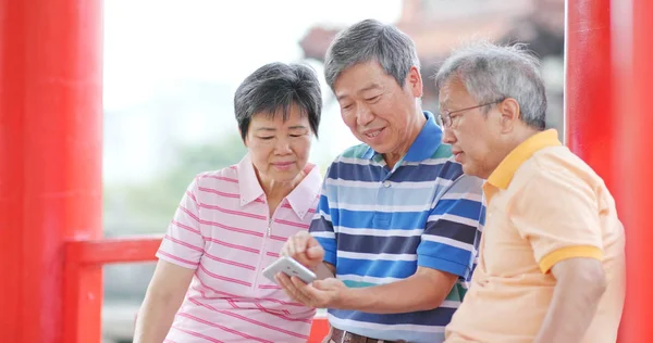 Senior Oude Vrienden Kijken Mobiele Telefoon Samen Buiten — Stockfoto