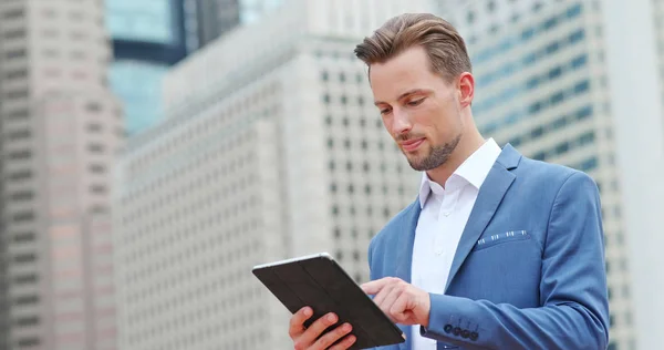 Empresário Usando Computador Tablet — Fotografia de Stock