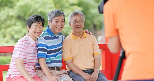 Evlat alma resmi anne-babası ve arkadaşları için 