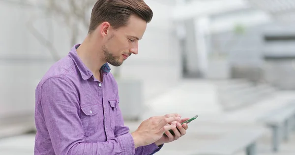 Homem Usando Telefone Celular — Fotografia de Stock