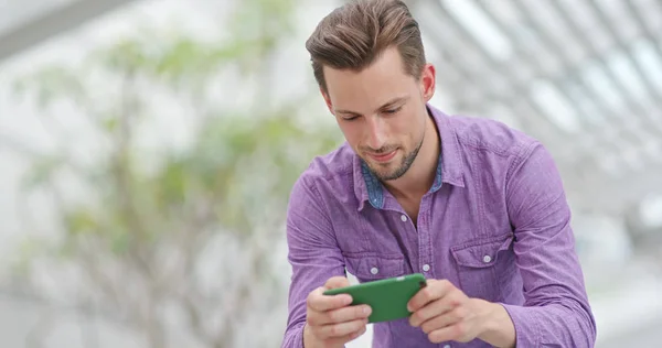 Homem Jogando Jogo Celular — Fotografia de Stock