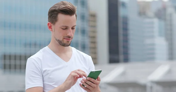 白人男を見て携帯電話 — ストック写真