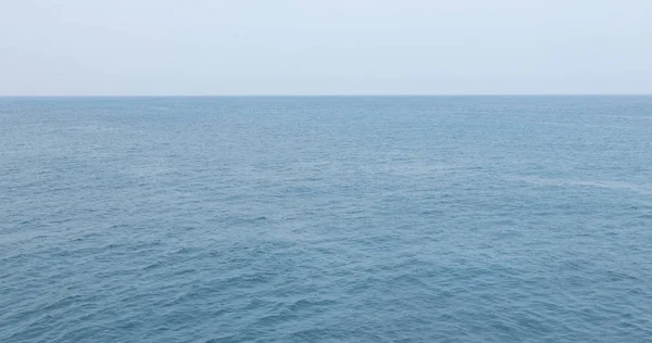 Κύματα Της Θάλασσας Και Θέα Στον Ορίζοντα — Φωτογραφία Αρχείου