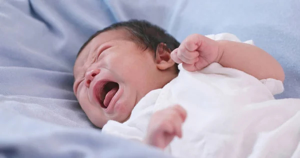 Küçük Yeni Doğan Bebek Yatağında Ağlıyor — Stok fotoğraf