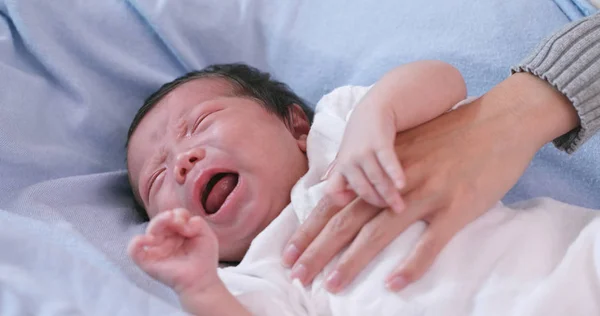 Küçük Yeni Doğan Bebek Ağlıyor — Stok fotoğraf