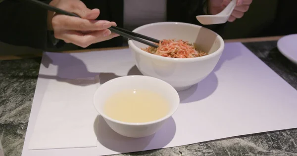 Mulher Desfrutar Ramen Chinês Restaurante — Fotografia de Stock