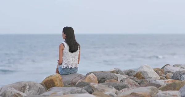 Mujer Sentada Orilla Del Mar Mirando Mar — Foto de Stock