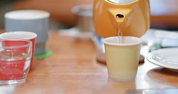 Tee Aus Teekanne Coffeeshop Einschenken — Stockfoto